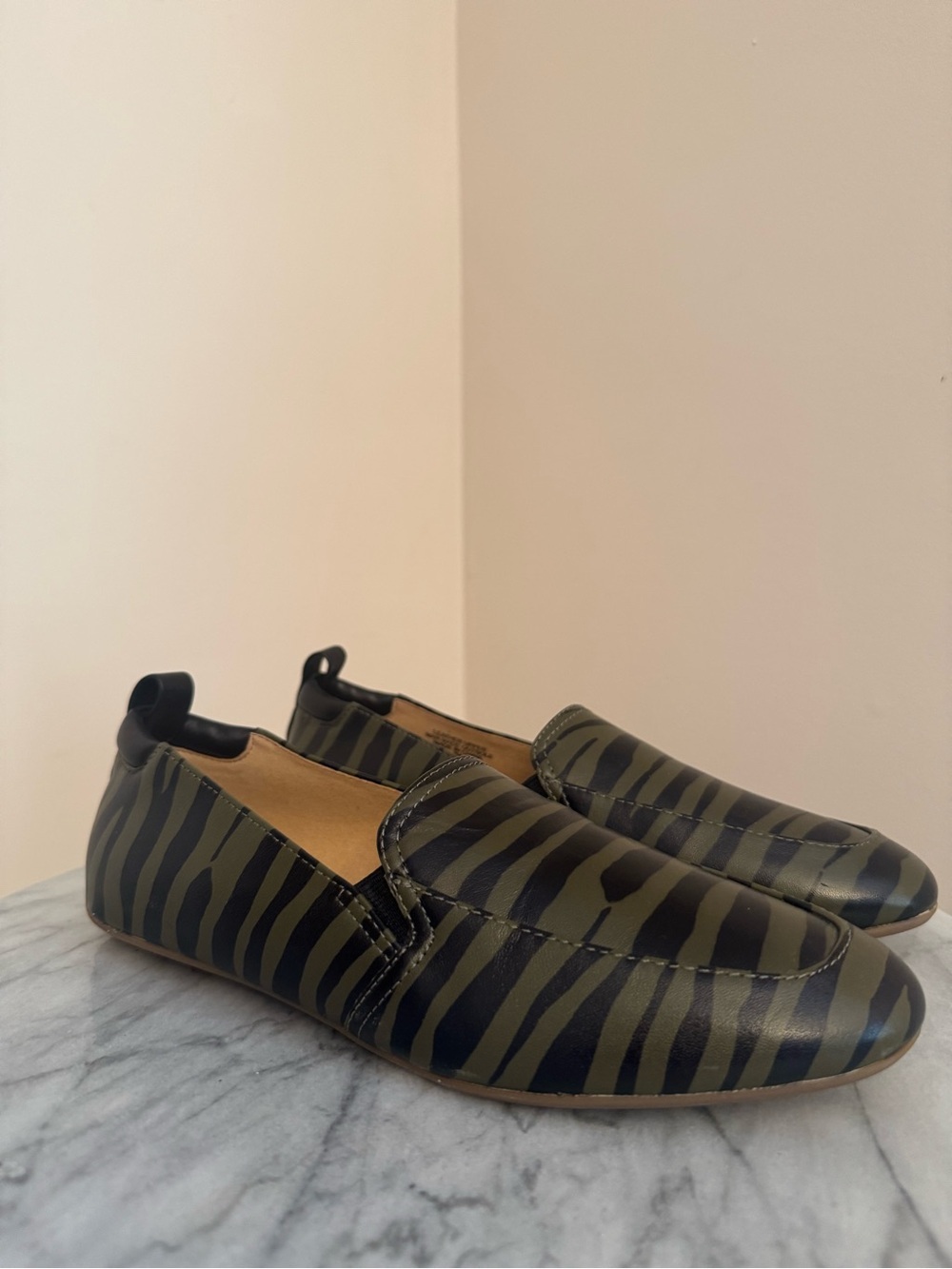 Talbots Jessie Gore Zebra Nappa Loafers Women’s Size 7 Leather Slip On Flats - Picture 2 of 7